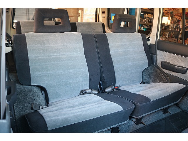 セカンドシートには、大人2人がゆったり座れるシート設計になります！長時間の移動でも快適に過ごせますよ～！