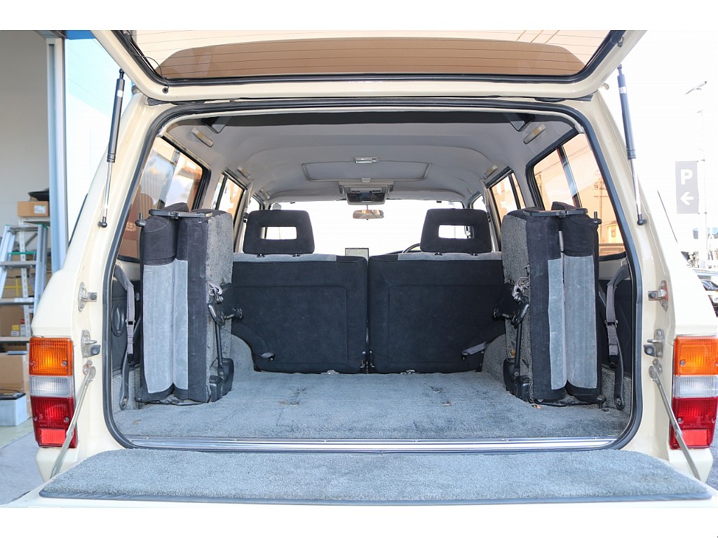 ラゲッジルームになります！しっかりとスペースがございますのでちょっとしたキャンプ用品等であれば楽々積むことができますよ！！