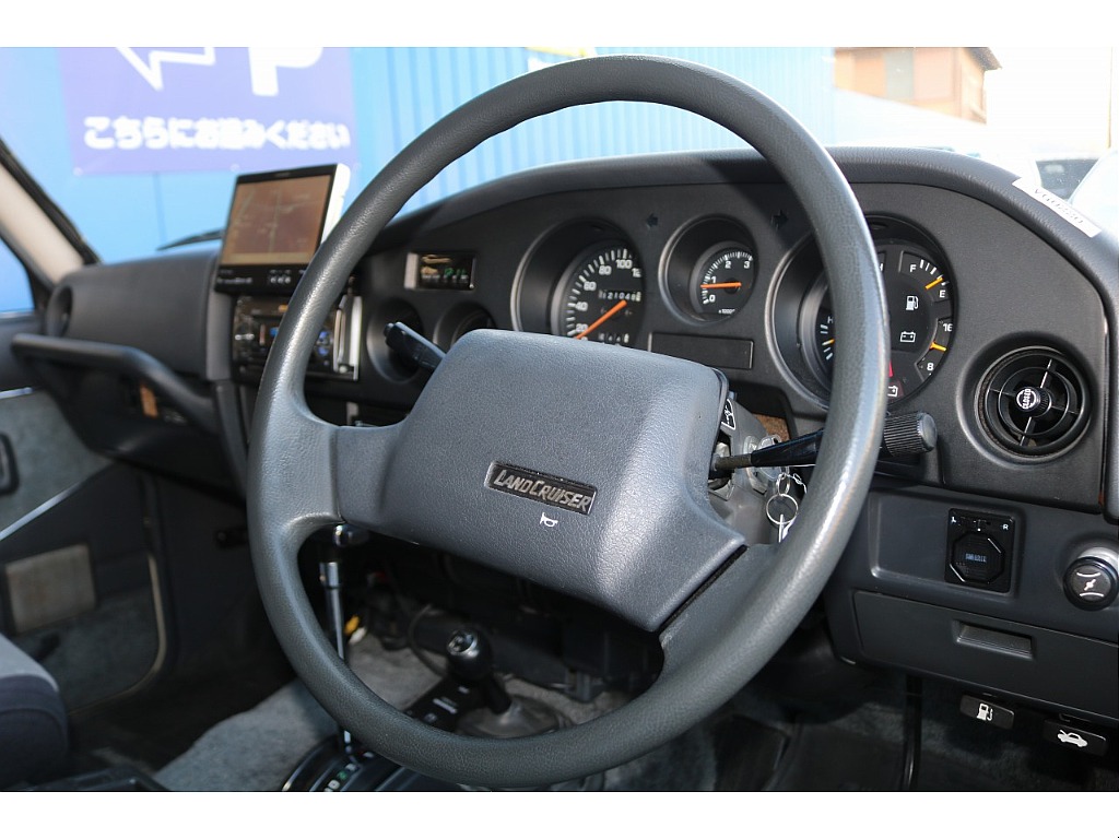 純正ステアリングになります。お好みでナルディへ交換もオシャレでオススメですよ！お気軽にご相談下さい。