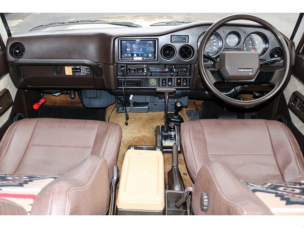 ペンドルトンシートカバーと茶色の内装がマッチしていてオシャレな車内空間となります♪