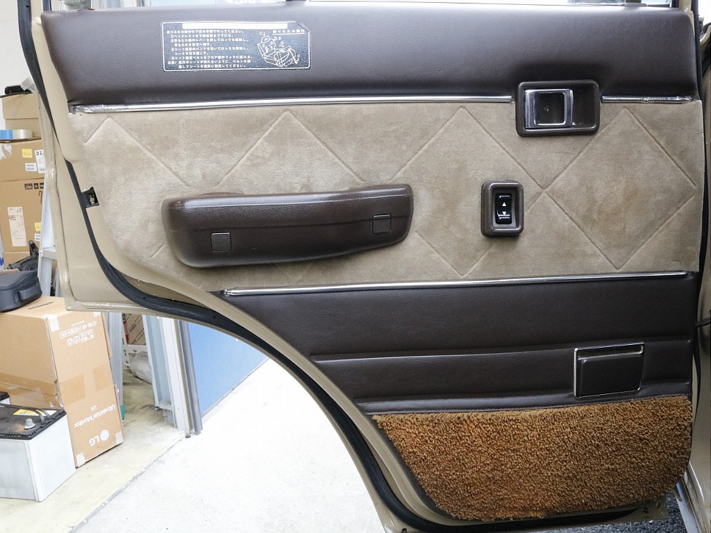 助手席側のセカンドシートの内張り