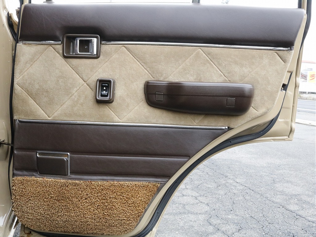 運転席側のセカンドシートの内張り