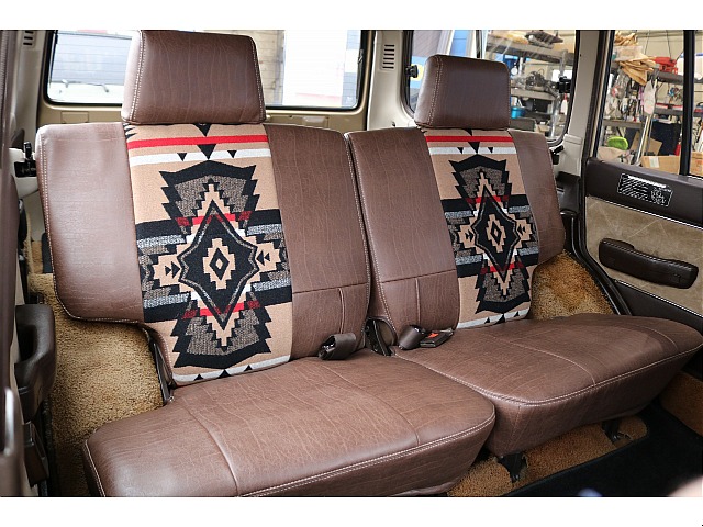 セカンドシートにもシートカバーを取り付けていますので、小さいお子様がジュースやお菓子をこぼしても、拭き取りが楽になります★