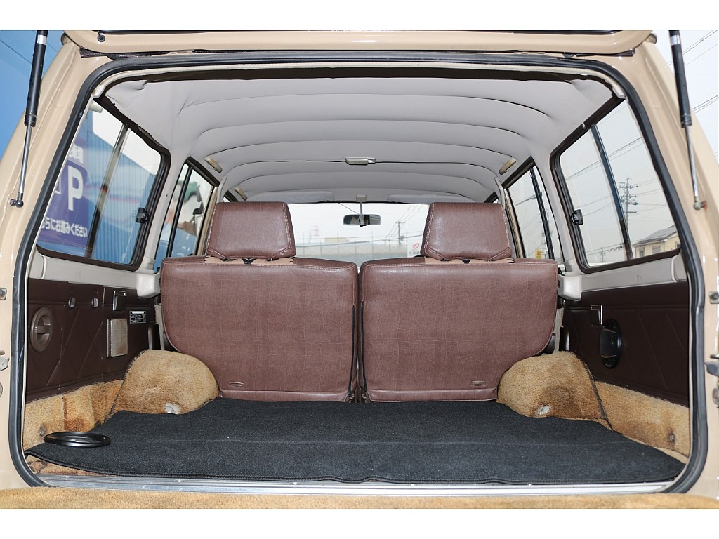 リヤゲートは上下開きなので雨でも積み込みしやすく便利です！！セカンドシート後ろには、しっかりとスペースがございますのでちょっとしたキャンプ用品等であれば楽々積むことができますよ！！