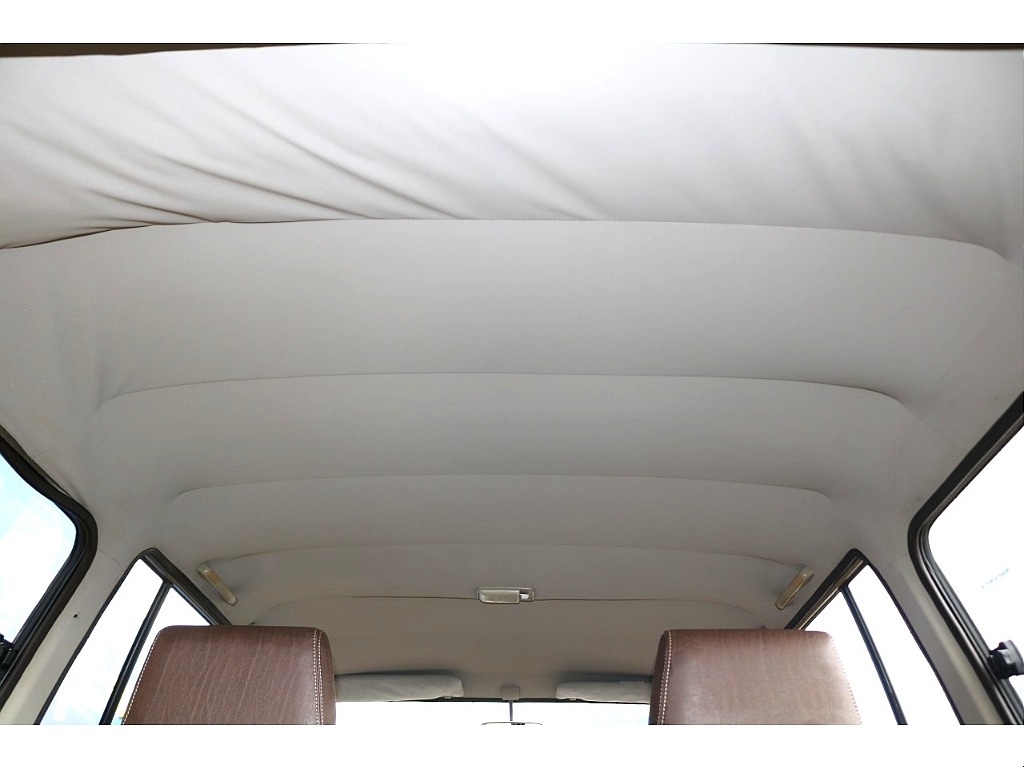 天張りになります！中古車ではたまにヤニ汚れで真っ黒なお車などもありますので中古車選びでは重要なチェックポイントです！