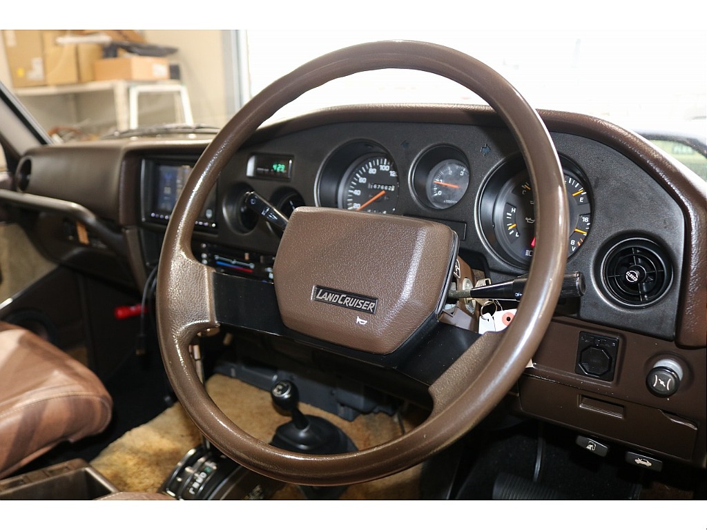 純正ステアリングになります！☆お好みでナルディやモモステアリングなどへの交換も可能です！お気軽にご相談下さい！