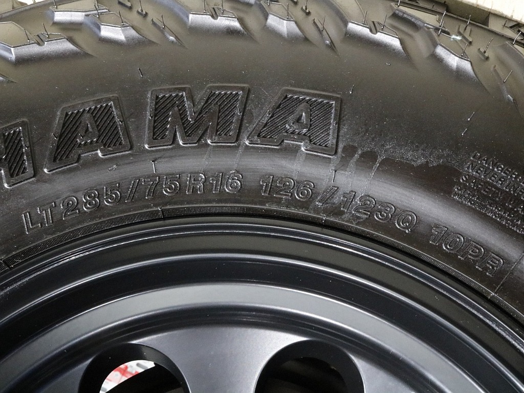 タイヤはGEOLANDER X-AT (285X75R16)となります。