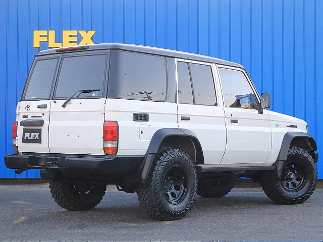 リアゲートは観音開きとなります。日常使いしやすい観音開きはファミリーカーとしてもおすすめです。