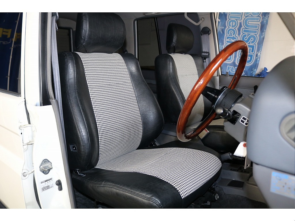 運転席はお車の中でも滞在時間が長くなる場所です。オーナー様のこだわりが詰まった特等席のサポートをさせて頂ければと思います。