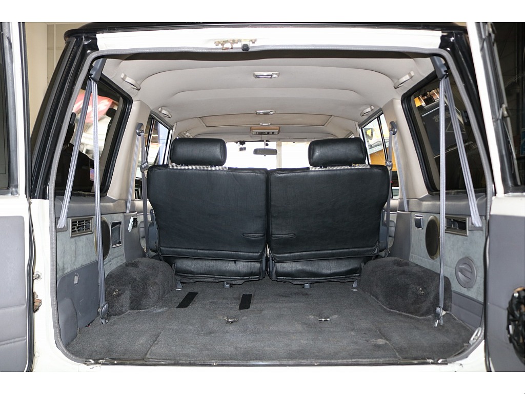 リヤゲートは観音扉なので用途に応じて開け閉め可能で便利です！！セカンドシート後ろには、しっかりとスペースがございますのでちょっとしたキャンプ用品等であれば楽々積むことができますよ！！