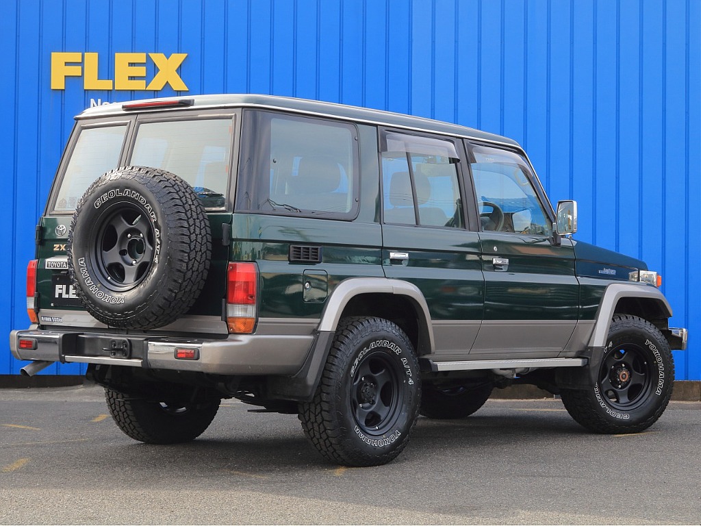 リアゲートは観音扉となります！観音扉のメリットは、少ないスペースで開閉が可能となりますので狭い駐車場でも大活躍します★