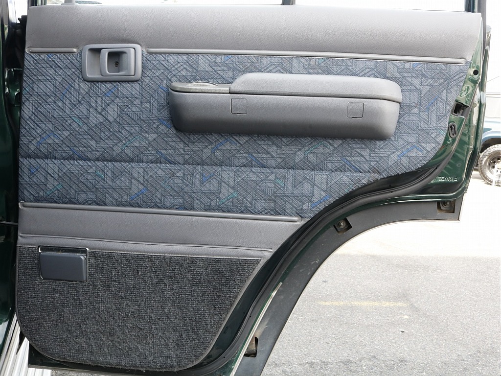 運転席側のセカンドシートの内張り