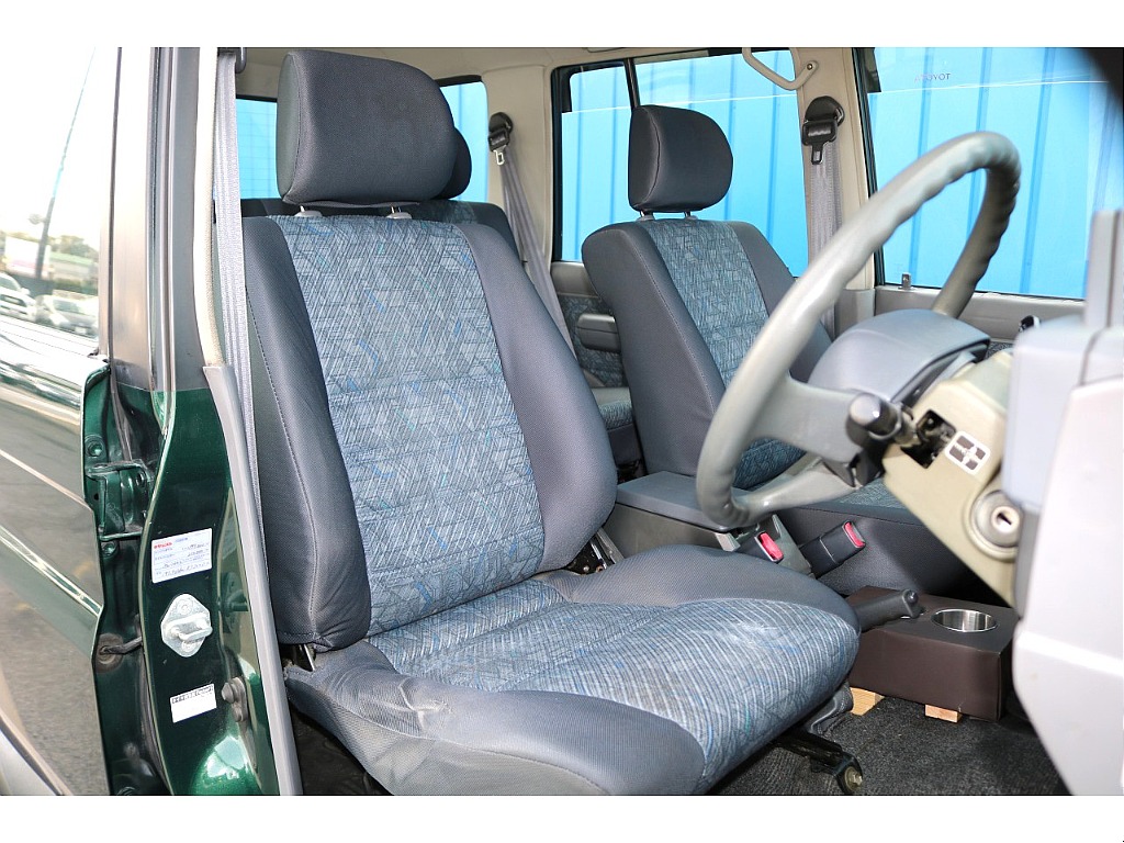 運転席はお車の中でも滞在時間が長くなる場所です。オーナー様のこだわりが詰まった特等席のサポートをさせて頂ければと思います。