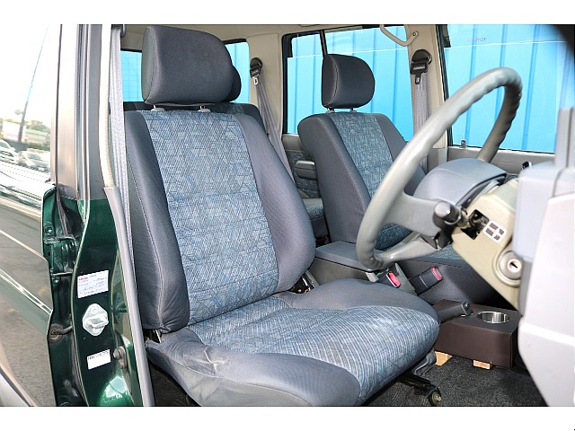 運転席はお車の中でも滞在時間が長くなる場所です。オーナー様のこだわりが詰まった特等席のサポートをさせて頂ければと思います。