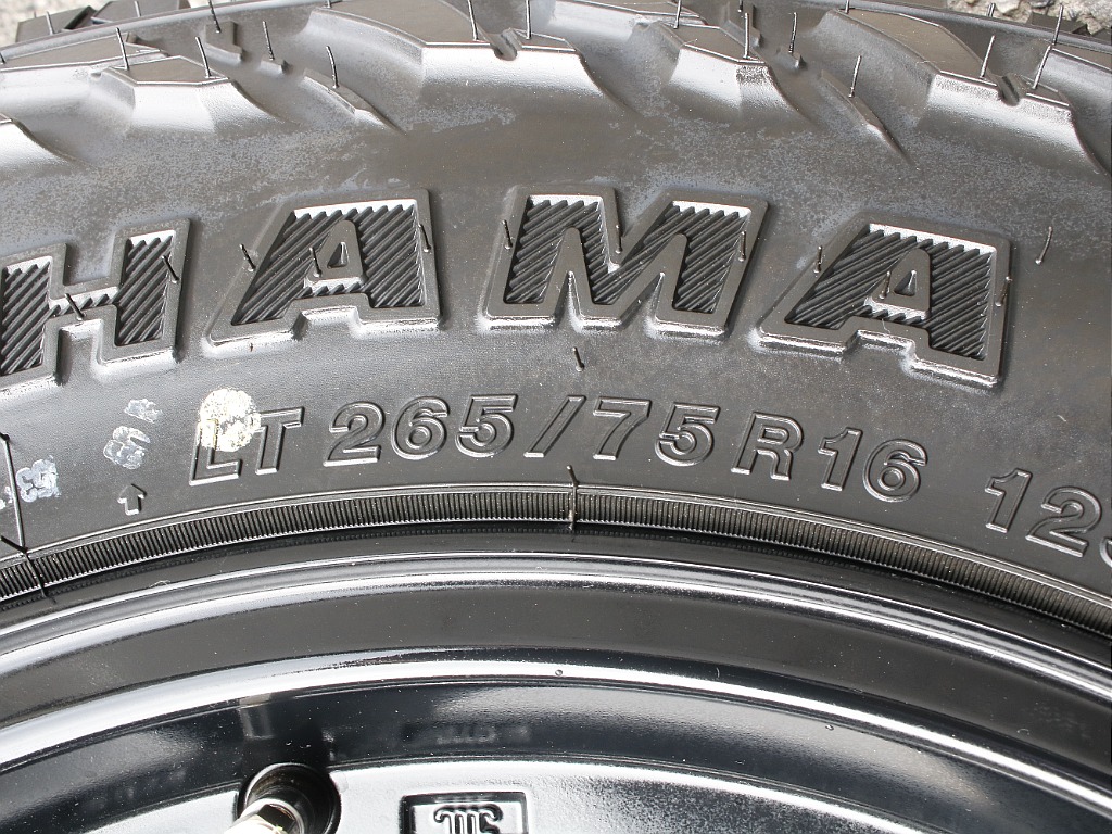 タイヤはYOKOHAMA GEOLANDAR G003（265/75R16）です