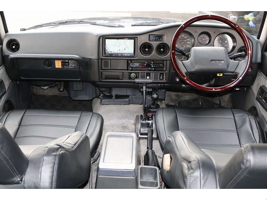 オリジナリティー満載のステアリングとシックなブラックのシートがかっこいいです♪