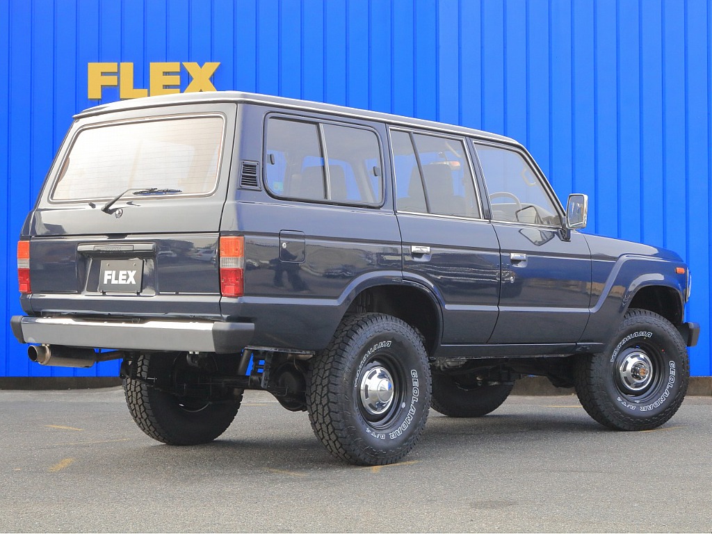 リアゲートは上下開きです。広々としたラゲッジルームに腰かけてピクニックなんかもできちゃったりしますよ♪