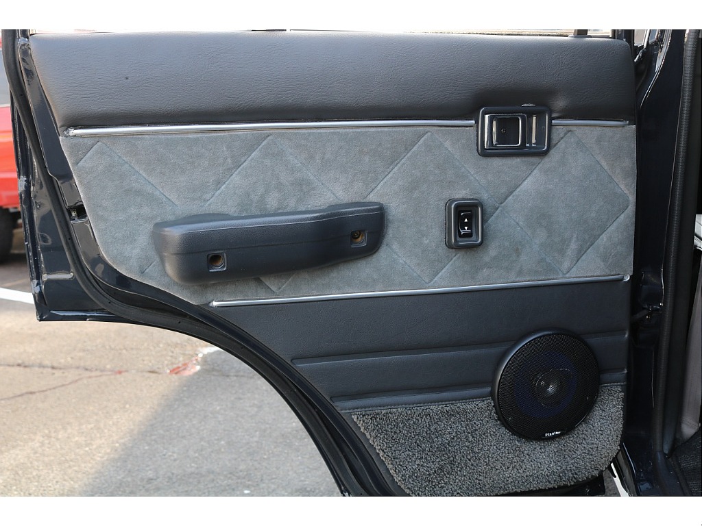 助手席側のセカンドシートの内張り