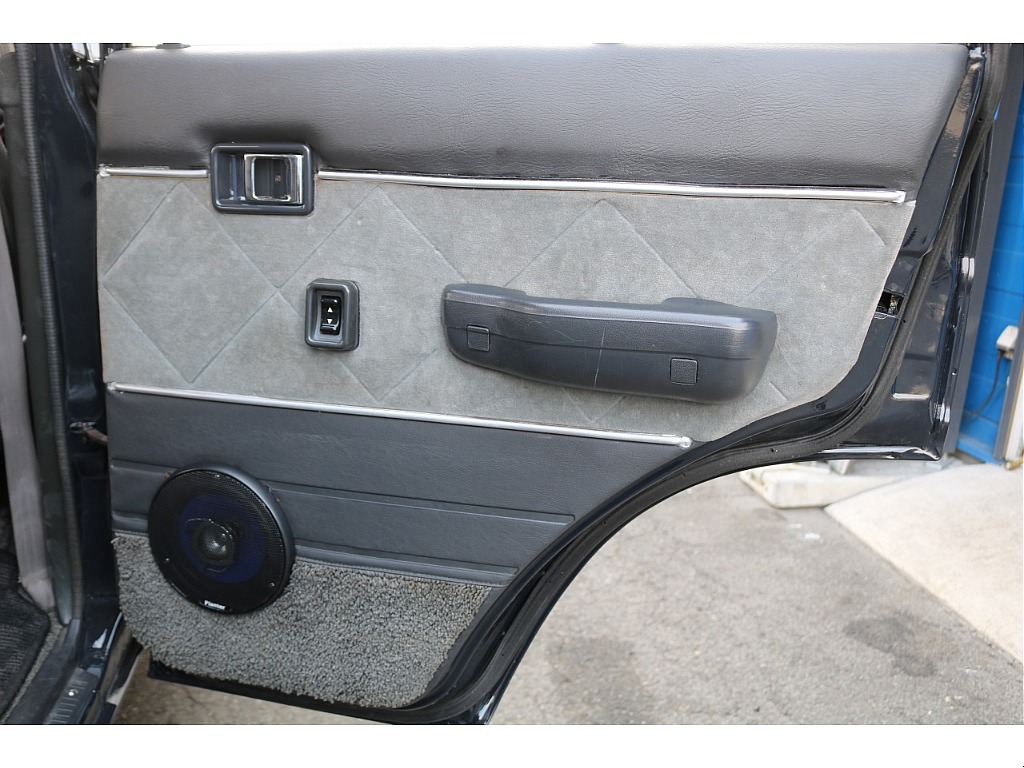 運転席側のセカンドシートの内張り