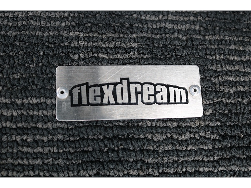 ラゲッジルームにはエンブレム付き！高級感があってかっこいいですね♪