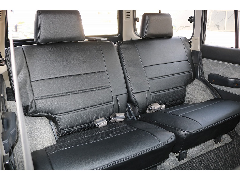 セカンドシートにもシートカバーを取り付けていますので、小さいお子様がジュースやお菓子をこぼしても、拭き取りが楽になりますので、奥様の強い味方です★