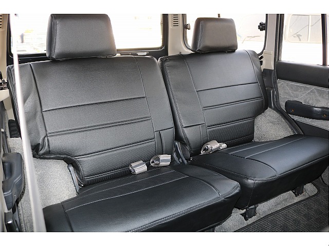 セカンドシートにもシートカバーを取り付けていますので、小さいお子様がジュースやお菓子をこぼしても、拭き取りが楽になりますので、奥様の強い味方です★