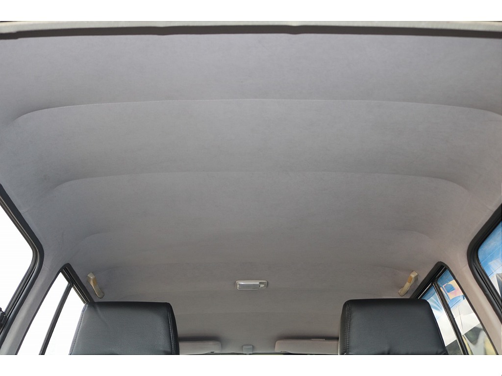 天張りになります！中古車ではたまにヤニ汚れで真っ黒なお車などもありますので中古車選びでは重要なチェックポイントです！