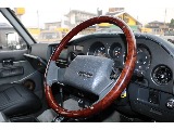 ステアリングは純正とのコラボレーションでオシャレです