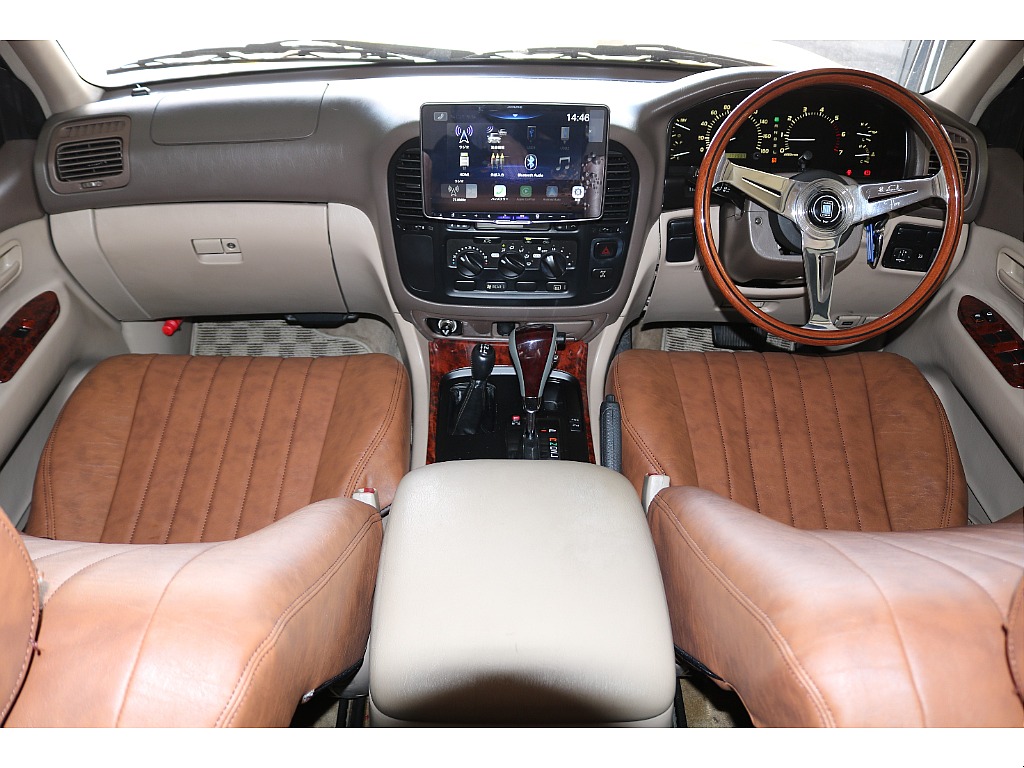 NARDIのウッドステアリングが装備されているためとてもクラシカルな雰囲気を演出しています！