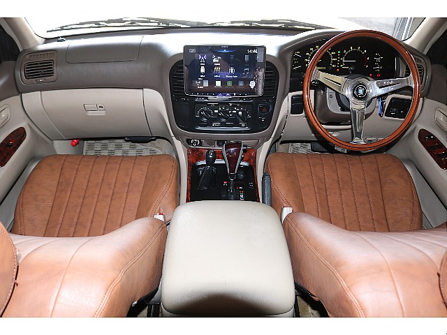 NARDIのウッドステアリングが装備されているためとてもクラシカルな雰囲気を演出しています！