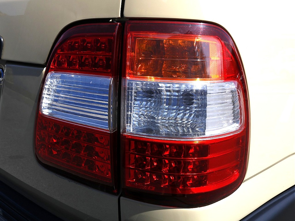 ２色テールランプ