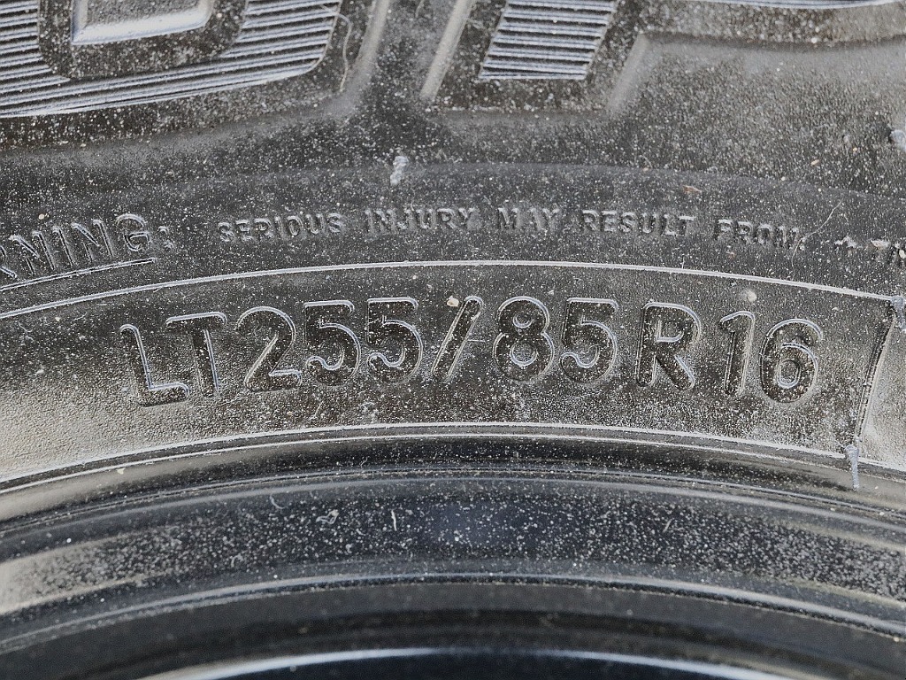 タイヤサイズはTOYO OPEN COUNTRY （255/85R16）です