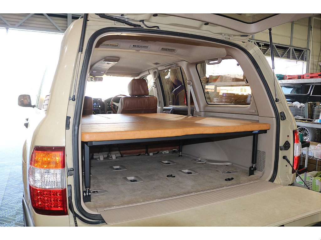 上下開きのラゲッジは機能面でも言うことなし！！ベットキット新品インストール！快適な車中泊に♪