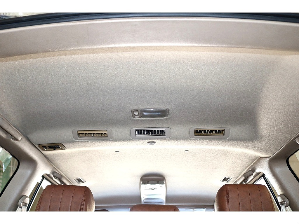 天張りになります！中古車ではたまにヤニ汚れで真っ黒なお車などもありますので中古車選びでは重要なチェックポイントです！