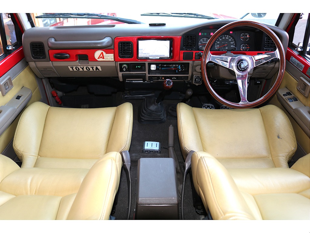 純正オプションAAR本革シートにあわせて新品のナルディステアリングを装着