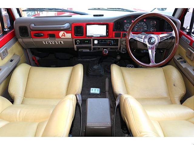 純正オプションAAR本革シートにあわせて新品のナルディステアリングを装着