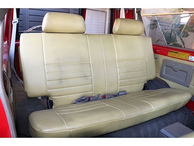 後部座席も綺麗に保たれております。