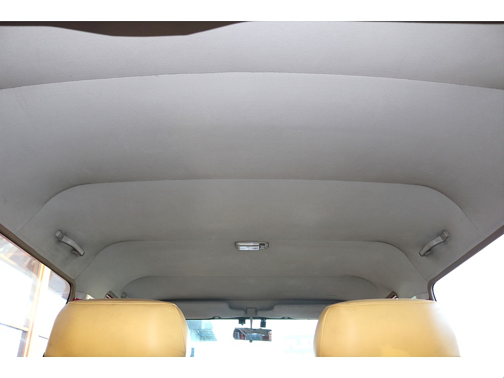 年式の経っている車両ですが、綺麗に天張りも保たれております。