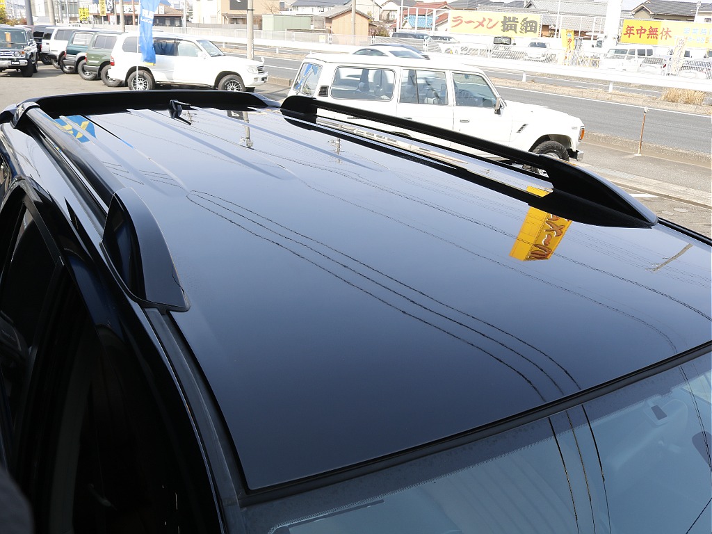 ルーフレールが装備されております。