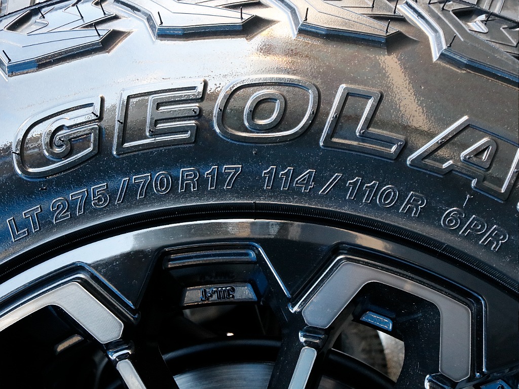 タイヤは新品のYOKOHAMAジオランダー　X-AT（275/70/17）です。