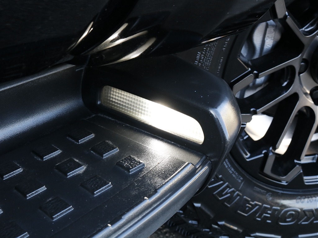 サイドステップには反射板が付いています