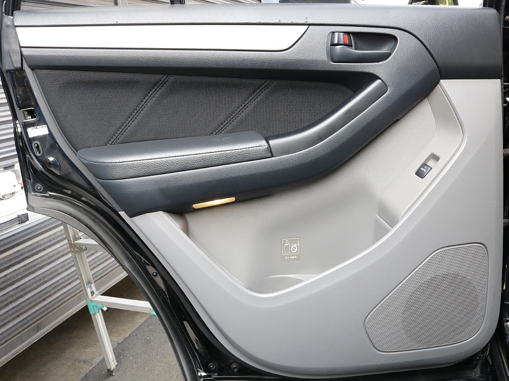 助手席側のセカンドシートの内張り