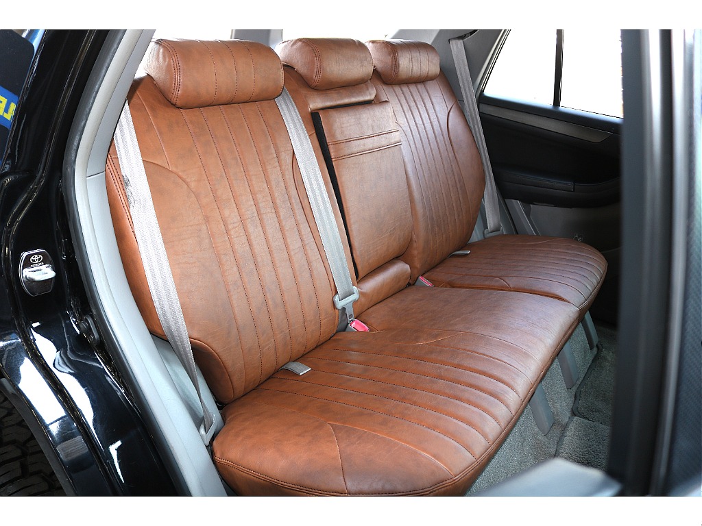 リアシートももちろん新品のシートカバーが装着されております。