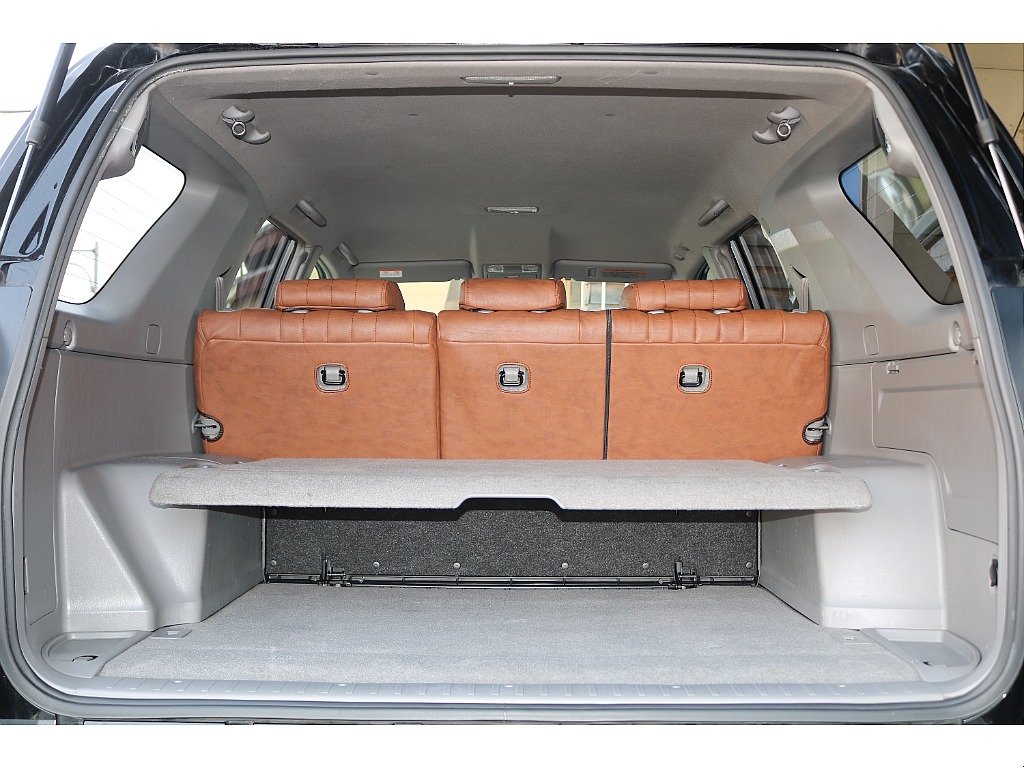 この車の特徴でもある、リミテッド以上の装備である純正のダブルデッキボード。しっかりと荷物を積むことができます。