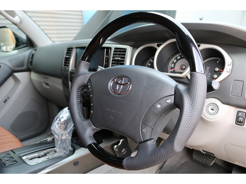 新品ステアリングを装着。