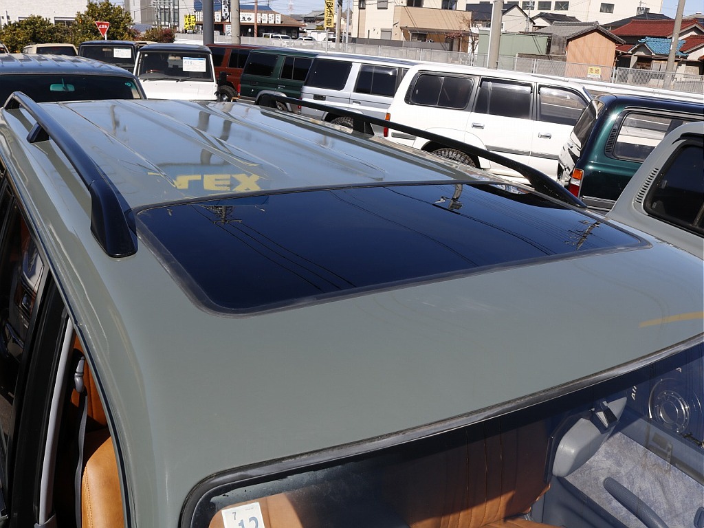 サンルーフからの太陽光により車内が明るくなることで解放感を感じることが出来ます！ルーフラックなどのカスタムも可能になりますのでお気軽にご相談ください！