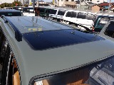 サンルーフからの太陽光により車内が明るくなることで解放感を感じることが出来ます！ルーフラックなどのカスタムも可能になりますのでお気軽にご相談ください！