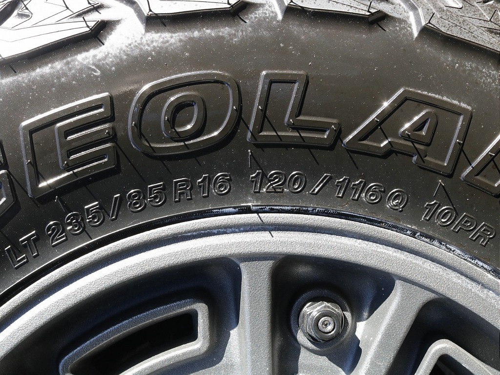 タイヤはYOKOHAMA GEOLANDAR X-AT （235/85R16）です。