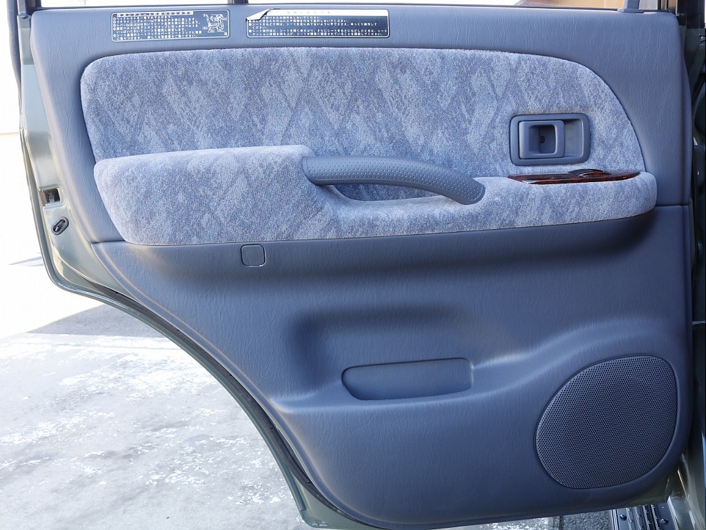 助手席側のセカンドシートの内張り