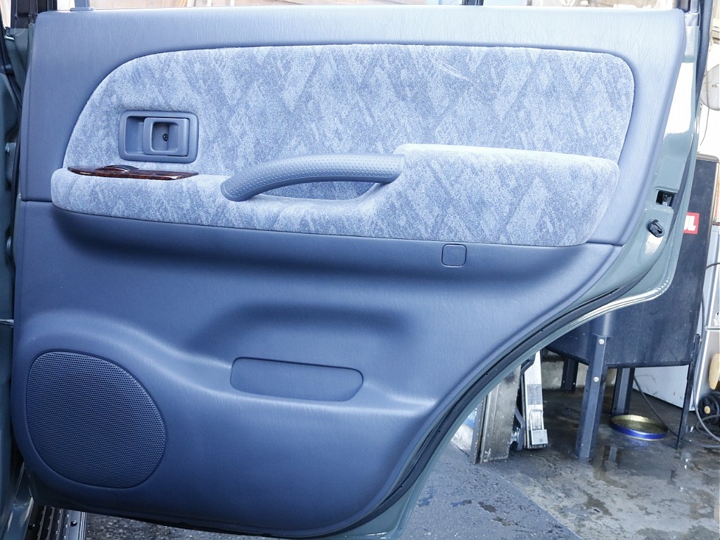 運転席側のセカンドシートの内張り